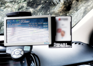 Plate med løyvenummer og holder for ID-kort Med denne oppfyller du karvene om innvendig merking i drosjen. Festes enkelt med borrelås f.eks. på baksiden av taksameterskjermen eller bilens infotainment skjerm.